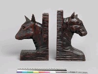 藏品(木製老虎、狼犬書架)的圖片